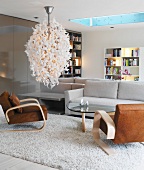 Desingerlampe in einem Wohnzimmer mit grauen und braunen Sitzmöbeln