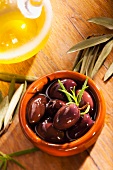 Eingelegte Oliven im Tonschälchen