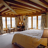 Romantisches Schlafzimmer in rustikaler Fachwerkkonstruktion