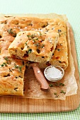 Focaccia toscana (focaccia with tomatoes, olives and thyme)
