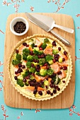 Wholemeal quiche with salmon, broccoli and cranberries