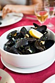 Steamed mussels in white wine with lemon