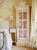 Traditionelles, romantisches Schlafzimmer mit Vitrinenschrank mit Vorhang