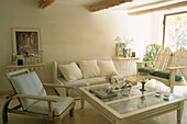 Helles Wohnzimmer mit hellen Möbeln und rustikalen Holzbalken
