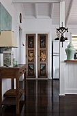 Bemalte Schranktüren in elegantem Wohn- und Esszimmer mit weisser Holzdecke und glänzendem Parkett