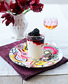 Zitronen Syllabub mit Brombeeren (England)