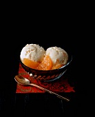 Orangensorbet mit Orangenfilets garniert