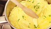 Kartoffelpüree mit Butter verfeinern