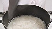 Reis wird in einem Topf gekocht