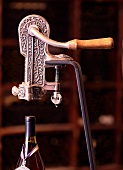Korkenzieher im Museumsweinkeller (Williamsburg Winery, Williamsburg, Virginia, USA)