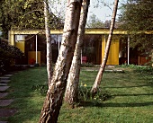 Garten mit Baumgruppe vor Bungalow