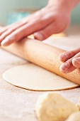 Tortilla-Teig ausrollen