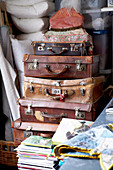 Vintage Kofferstapel im Wirtschaftsraum