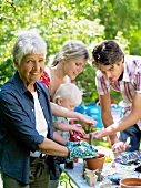 Familie bei Gartenarbeiten