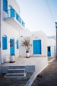 Mediterrane Häuser mit blau lackierten Fenstern und Türen