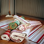 Gerollte und ausgelegte Teppichläufer im folkloristischen Stil