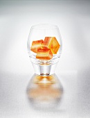 Cosmopolitan-Geleewürfel im Cocktailglas