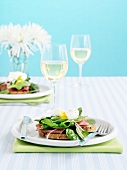 Focaccia mit Ei-Spinat-Salat und Prosciutto