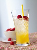 Cocktail Absinth Minded mit Himbeeren und Pfirsichlikör