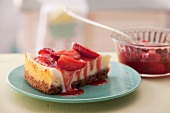 California Cheesecake mit Sauerrahmglasur, mit Erdbeeren serviert