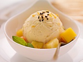 Vanille-Sesam-Eis mit Ingwer und Obstsalat garniert