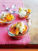 Grilled peaches with cream and ameretti