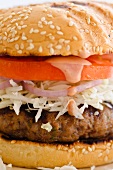 Ein Burger mit Weisskohl (Close Up)