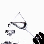 Wasserglas ausschütten
