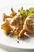 Grilled chicken breast with chanterelles and pepper