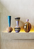 Vasen in folkloristischem Stil bemalt auf gemauerter Ablage
