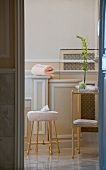Blick in ein elegantes Badezimmer mit Hocker & Beistelltisch