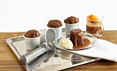 Gebackener Schokoladenpudding mit Fudge-Sauce und Vanilleeis