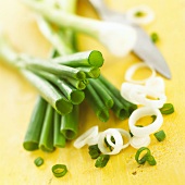 Sliced spring onions (close-up)
