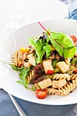 Fusilli salad with tomatoes and apples
