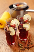 Grog (Rum mit rotem Johannisbeersaft, Zimt und Zitrone)