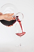 Rotwein aus einer Karaffe ins Glas schenken
