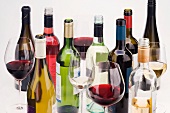 Verschiedene Weinflaschen und Weingläser