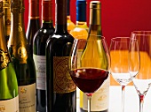 Etikettierte Wein- und Champagnerflaschen und Weingläser