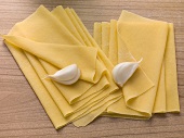 Pasta sheets flavoured with garlic