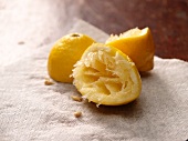 Ausgepresste Zitronen auf einem Küchenkrepp