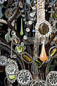 Kronleuchter mit Kristallperlen und mit bunten Glasperlen geschmückt