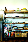 Vintage Holzregal mit gehängten Küchenutensilien für Geschirr und Körbe