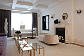 Altbauwohnzimmer im eleganten Stil mit Messing/Glastischen und ausgefallenen Polstermöbeln