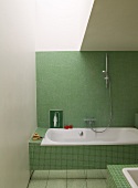 Zeitgenössisches Bad mit grünen Mosaikfliesen an Badewannenfront und Wand mit Retroflair