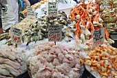 Fisch und Meeresfrüchte auf dem Pike Place Fischmarkt, Seattle, USA