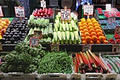 Marktstand mit Obst und Gemüse im Pike Place Markt, Seattle, USA