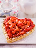 Herzförmige Erdbeertarte