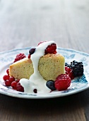 Sponge pudding with cream and fresh berries
