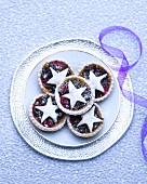 Mince pies dusted with icing sugar