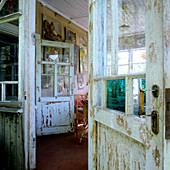 Abgeblätterte Farbe an alten Türen eines schlichten Holzhauses